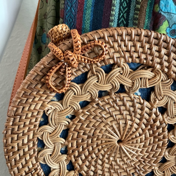 Featured on Good Morning America, 100% Hand Woven Rattan Bag w/Leather, Like New - Picture 10 of 11